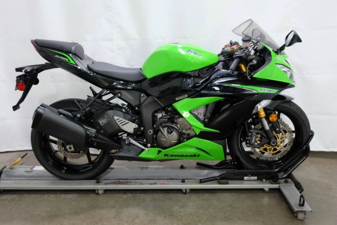 9. Kawasaki Ninja ZX-6R ra mắt thị trường vào năm 1995, tập trung vào sức mạnh và trở thành một trong những mẫu xe mạnh nhất của gia đình Ninja. Xe đã được cập nhật rất nhiều lần để bắt kịp với các đối thủ Suzuki, Yamaha và Honda, thậm chí còn đạt giải World Supersport (Siêu xe thể thao thế giới) vào năm 2015.