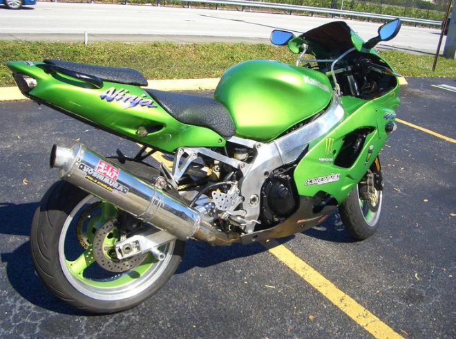 12. Kawasaki Ninja ZX-9R là một dòng xe đua, từng cạnh tranh với CBR900RR của Honda. Xe có khả năng chạy tuyệt với và vận hành thoải mái nhờ có vị trí yên ngồi thẳng đứng.