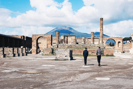 Đỉnh núi lửa Vesuvius nhìn từ thành phố cổ Pompeii