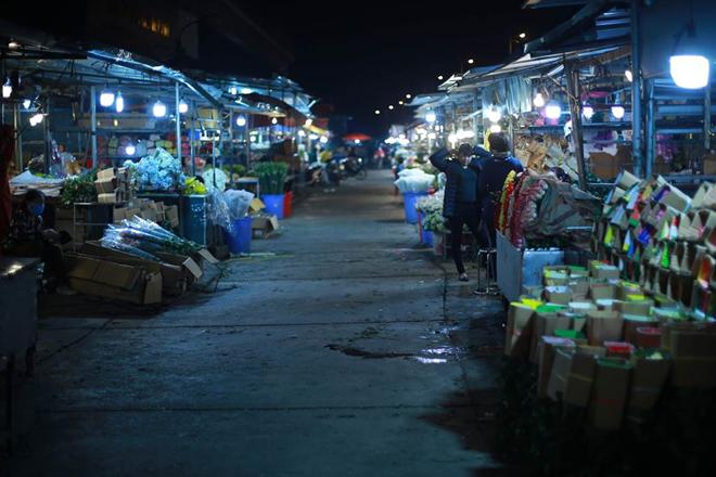 Theo ghi nhận của PV CAND, đêm ngày 27/4, chợ hoa Quảng An (Tây Hồ, Hà Nội) một trong những chợ hoa đêm hoạt động náo nhiệt và lớn nhất miền Bắc lại đìu hiu vắng bóng khách, chỉ lác đác vài người mua.