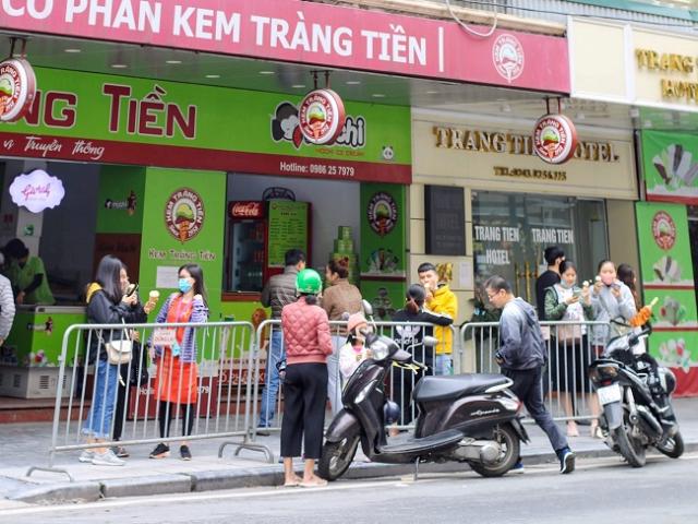 Phở bò, kem Tràng Tiền “đắt như tôm tươi” những ngày đầu mở cửa trở lại