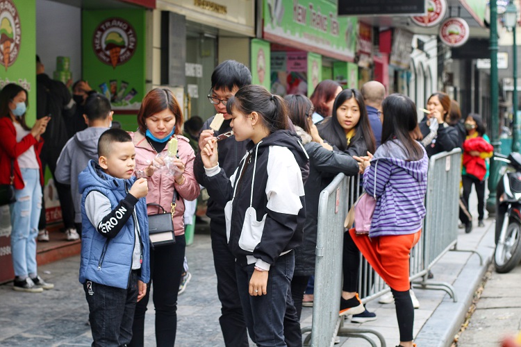 &nbsp;Đa số mọi người đều đứng ăn ngay trước cửa quán do phố đi bộ chưa hoạt động trở lại.