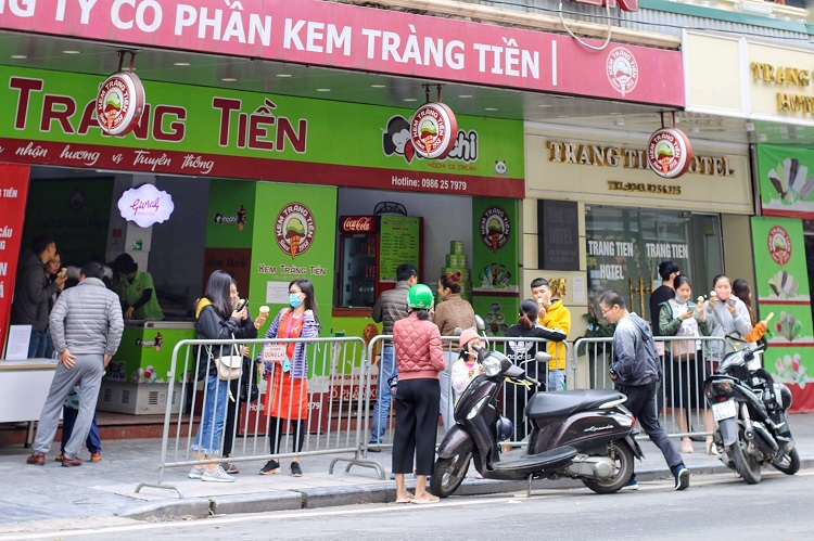 Tình trạng tương tự ở quán kem trên phố Tràng Tiền (Hoàn Kiếm, Hà Nội)