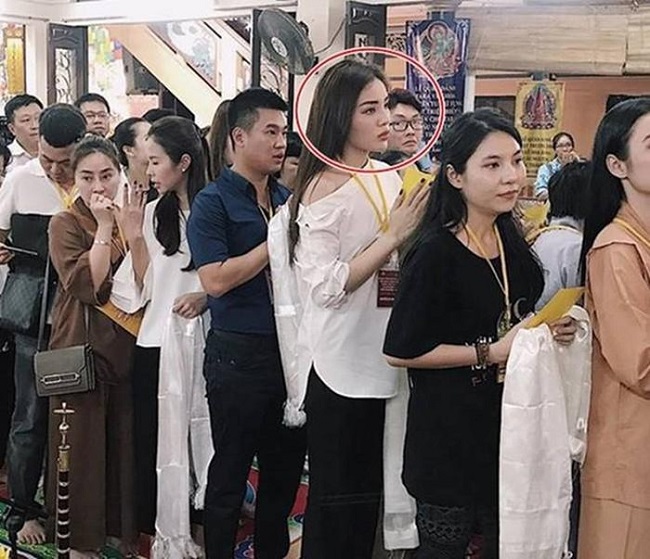 Kỳ Duyên khiến công chúng xôn xao bởi chiếc áo trễ vai kém duyên khi đi lễ với hình ảnh là Hoa hậu Việt Nam.