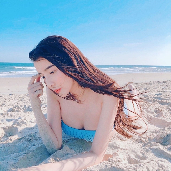 Mới đây, nữ diễn viên 9X vừa tung ra bộ ảnh bikini nóng bỏng trong chuyến nghỉ dưỡng ở biển. Ở tuổi 30, "người đẹp Tây Đô 9X" gây ấn tượng với nhan sắc trẻ trung, vóc dáng gợi cảm.
