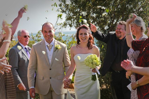 Victoria Cilliers và Emile Cilliers hạnh phúc trong ngày cưới.
