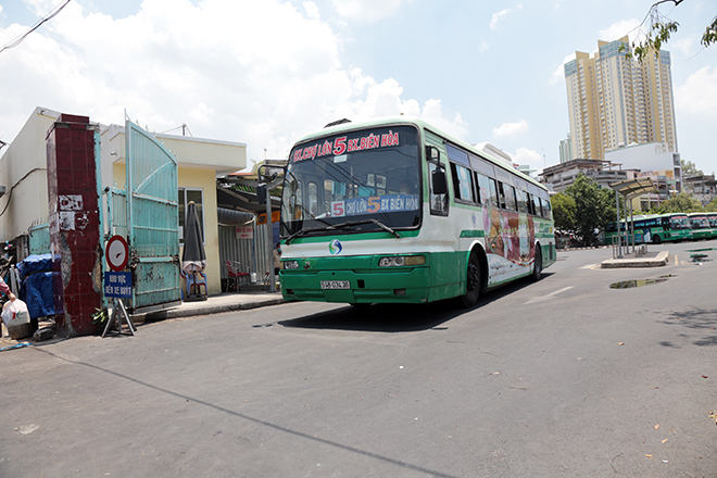 Ngày 28/4, tuyến xe buýt số 5 (tuyến xe không trợ giá) chạy từ bến xe Chợ Lớn (TP.HCM) – bến xe Biên Hòa (Đồng Nai) đã chính thức hoạt động trở lại.