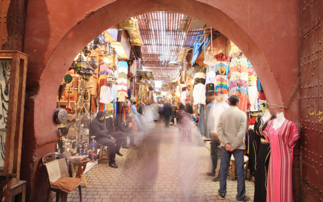 Ma-rốc: Quốc gia Bắc Phi có văn hóa đa dạng, lịch sử lâu đời và nhiều trải nghiệm thú vị. Du khách có thể mua hàng tại khu chợ truyền thống ở Marrakesh hay cưỡi lạc đà lúc hoàng hôn trên sa mạc Sahara. Mùa hè không phải cao điểm du lịch ở Ma-rốc, nên lượng du khách tới đây ít hơn và chi phí sinh hoạt cũng giảm.
