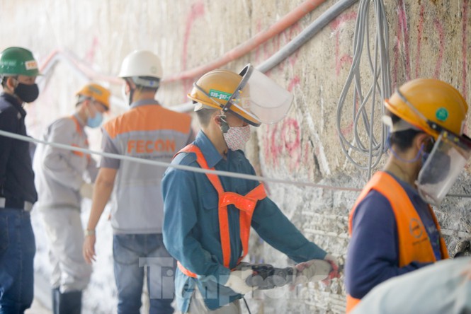 Hơn 1 tháng qua ngay cả trong thời gian giãn cách xã hôị, công nhân và máy móc vẫn vận hành liên tục ngày đêm để bảo đảm tiến độ hoàn thành dự án.