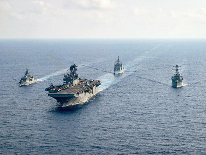 Tàu khu trục HMAS Parramatta lớp Anzac (Úc, trái), tàu đổ bộ tấn công USS America, tàu khu trục USS Bunker Hill lớp Ticonderoga, tàu khu trục USS Barry lớp Arleigh Burke (Mỹ) tập trận trên biển Đông. Ảnh: SPUTNIK