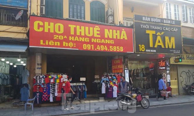 Một ngôi nhà 2 tầng nằm trên phố Hàng Ngang có mặt bằng 160m2 vẫn chật vật tìm khách thuê nhà. Chủ nhà cho biết, giá thuê cả ngôi nhà là 200 triệu đồng/tháng và miễn phí tiền thuê tháng đầu để hỗ trợ khách hàng trong mùa dịch. Thế nhưng, tấm biển “cho thuê nhà” đã được căng lên từ lâu nhưng vẫn chưa có người thuê, hiện người dân đang tận dụng mặt bằng để bán quần áo.&nbsp; &nbsp;