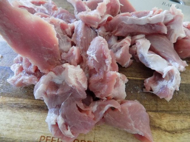 Thịt heo rửa sạch, thái miếng hơi mỏng. Cho thịt vào âu ướp cùng bột nêm.