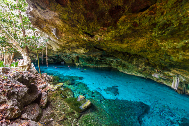 Dos Ojos, Mexico: Hang động ngập nước ở Tulum là địa điểm lặn hấp dẫn đối với người dân địa phương và du khách nước ngoài. Nước dưới hang động rất trong và bạn có thể nhìn thấy cá và tôm bơi lội tung tăng từ trên bề mặt
