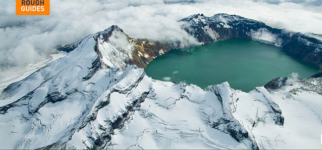 Hồ miệng núi lửa Katmai, Alaska: Được hình thành vào năm 1912 sau khi núi lửa Novarupta phun trào, hồ Katmai tuyệt đẹp đến nghẹt thở. Nằm ở độ cao gần 1300m, cách tốt nhất để bạn thưởng thức vẻ đẹp của hồ này là ngồi trên máy bay.
