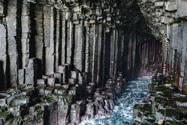 Fingal, Scotland: Hang động trên đảo hoang Staffa được hình thành bởi các trụ đá bazan. Du khách có thể đi thuyền từ biển hay đi bộ trên đảo để vào bên trong hang động.
