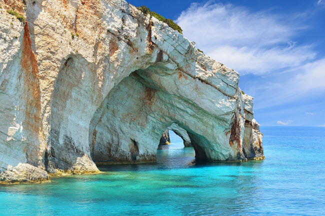 Blue, Hi Lạp: Nằm trên vách núi ở phía bắc của đảo Zakynthos, hang Blue gây ấn tượng với vách đá voi trắng phản chiếu màu xanh từ nước biển. Nơi du đây thu hút hàng nghìn du khách mỗi năm.

