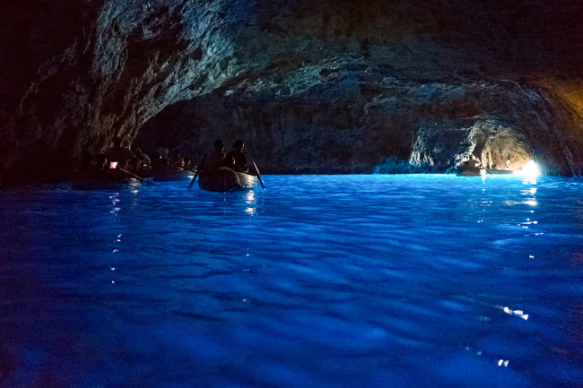 Blue Grotto, Italia: Hang động trên đảo Capri là một trong những hang động biển nổi tiếng nhất thế giới. Nó được hình thành cách đây 2.000 và từng là một ngôi đền biển. Thời điểm lý tưởng nhất để khám phá  Blue Grotto là từ 12 giờ đến 14 giờ, khi màu xanh từ ánh sáng mặt trời chiếu vào bên trong mạnh nhất.
