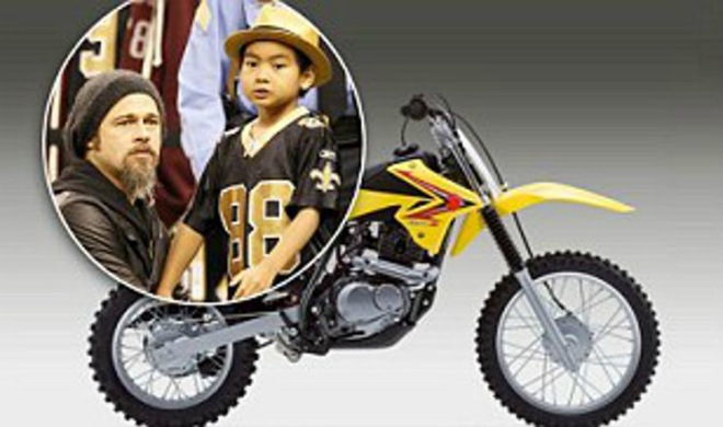 1. Brad Pitt từng tặng xế phượt bụi Suzuki DRZ-125 cho con trai Maddox trong dịp sinh nhật 11 tuổi của cậu bé. Pitt cho biết anh chỉ muốn hướng cậu bé tới việc lái xe làm sao cho an toàn về sau này.