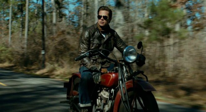 9. Tài tử Brad Pitt từng lái 2 mô tô trong một bộ phim Curious Case of Benjamin Button là 1931 Indian 101 Scout và 1956 Triumph T110.