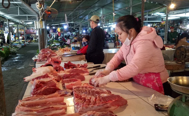 Giá thịt tại chợ dân sinh vẫn khá cao