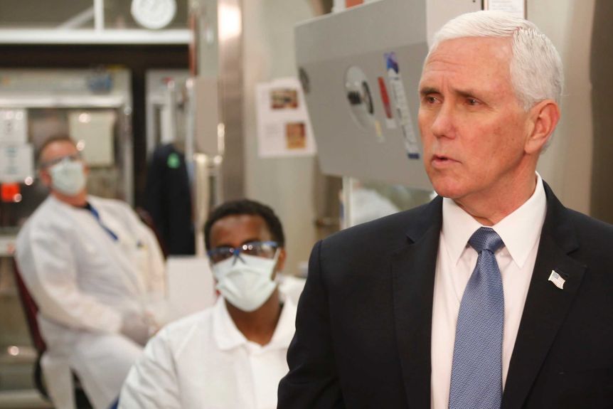 Phó Tổng thống Mỹ Mike Pence không đeo khẩu trang khi tới thăm bệnh viện giữa đại dịch Covid-19. Ảnh: AP