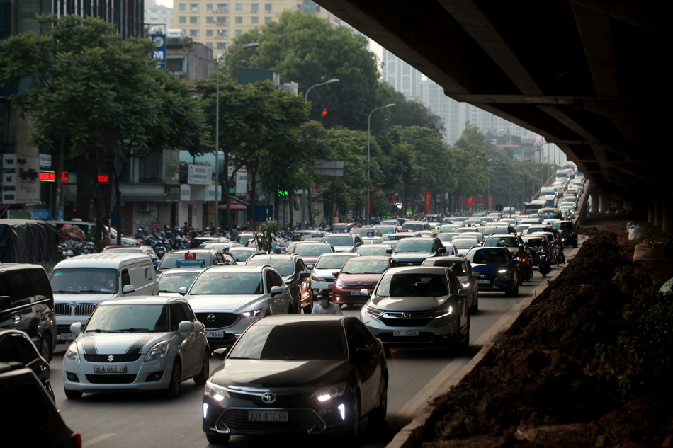 Ô tô xếp hàng dài từ ngã tư Phạm Hùng – Khuất Duy Tiến đến Ngã Tư Sở