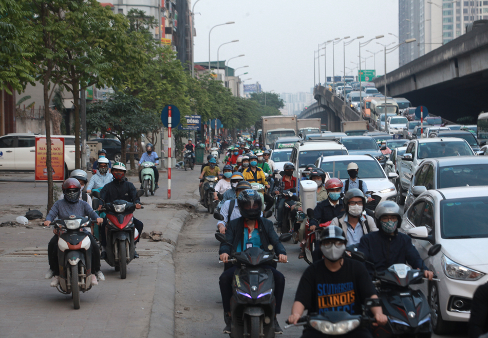 Lối từ&nbsp;đường trên cao vành đai 3 xuống đường Khuất Duy Tiến&nbsp;ùn tắc, các phương tiện nhích từng chút một