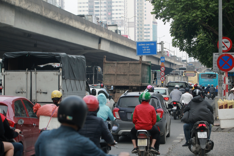 Lối lên đường vành đai 3 đầu đường Khuất Duy Tiến ùn tắc do quá hẹp