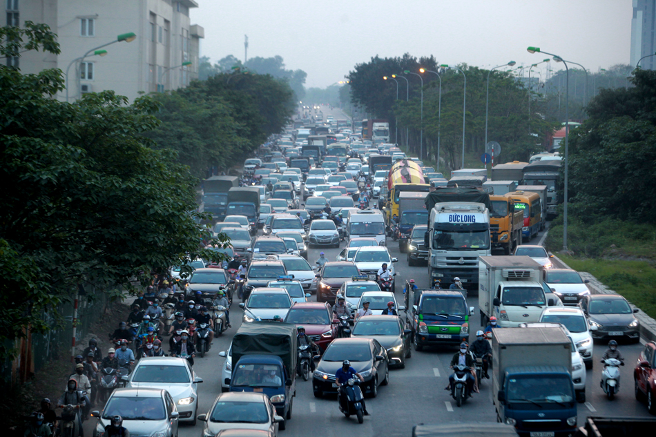 Đại Lộ Thăng Long ùn tắc nhiều giờ, ô&nbsp;tô, xe máy nối đuôi nhau