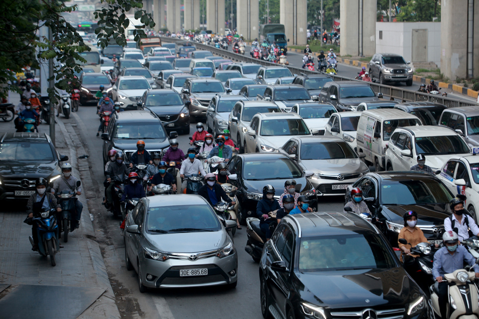 Người đi xe máy vất vả lách qua những kẽ hở giữa các ô tô để đi xuống hầm