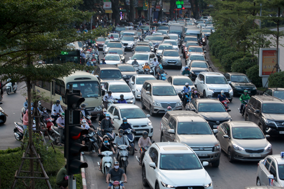 Ô tô cũng xếp hàng dài trên đường Láng (hướng Láng&nbsp; - Trường Chinh)