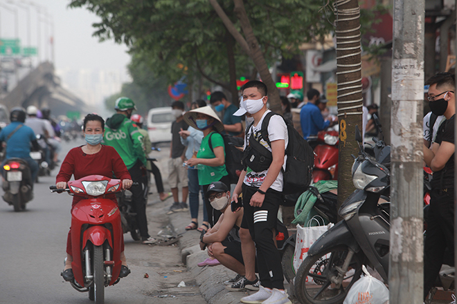 Dọc đường Nguyễn Xiển, Khuất Duy Tiến rất đông người dân đứng chờ bắt xe khách về quê