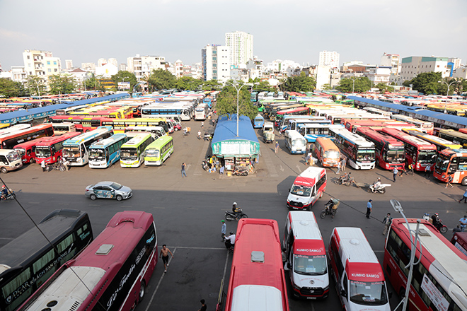 Chiều 29/4, hàng ngàn người dân rời TP.HCM để về quê nghỉ lễ giải phóng hoàn toàn miền Nam thống nhất đất nước (30/4) và Quốc tế Lao động (1/5) khiến nhiều tuyến đường cửa ngõ TP kẹt cứng. Tại khu vực các bến xe cũng đông nghẹt người. Bến xe miền Đông (quận Bình Thạnh), xe khách xếp hàng dài trong bến. Đa số các tuyến xe khách về miền Trung, Tây Nguyên.