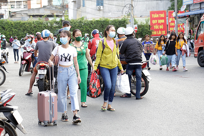 Người dân lỉnh khỉnh đồ đạc rời Sài Gòn về quê nghỉ lễ.