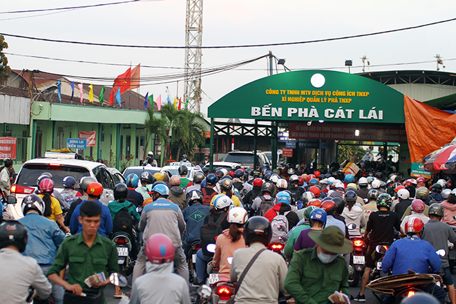 Người dân xếp hàng dài di chuyển tới bến phà Cát Lái (quận 2) để về các tỉnh Đồng Nai và Bà Rịa – Vũng Tàu trong chiều 29/4. “Đã sợ kẹt xe tranh thủ di chuyển sớm nhưng vẫn không thoát được”, anh Phạm Văn Tấn (quê Bà Rịa – Vũng Tàu) nói.