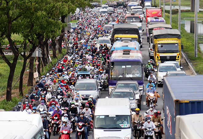 Người dân “rồng rắn” ở cửa ngõ Sài Gòn để về quê nghỉ lễ. Càng về chiều tối, tình trạng kẹt xe càng nghiêm trọng hơn khiến nhiều người mệt mỏi, bơ phờ.