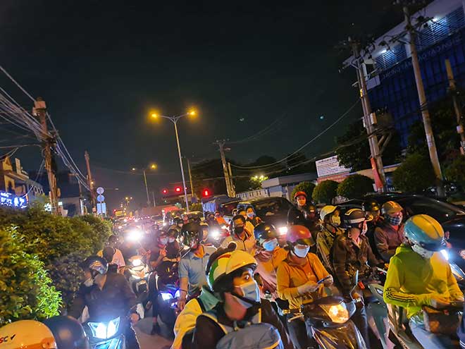 Đại diện phà Cát Lái cho biết, lượng người và phương tiện di chuyển qua phà Cát Lái trong ngày 29/4 đông đột biến từ khoảng 17h. “Chúng tôi đã huy động tối đa công suất để phục vụ người dân là 6 chiếc phà hoạt động liên tục”, đại diện phà Cát Lái nói.