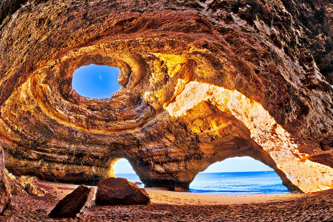 Benagil, Bồ Đào Nha: Nằm tại một làng chài nhỏ ở bờ biển phía nam, hang động Benagil là một địa điểm du lịch hấp dẫn tại Bồ Đào Nha. Khi thủy triều xuống thấp, bạn có thể bơi vào bên trong và nằm tắm nắng trên bãi cát ở đây.
