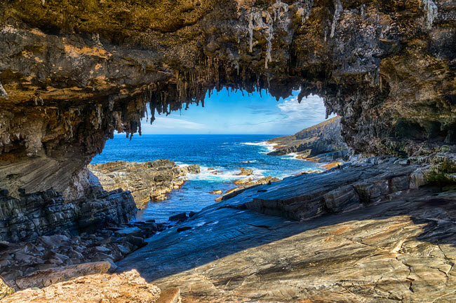 Admirals Arch, Australia: Hang động trên đảo Kangaroo được hình qua quá trình xói mòn kéo dài hàng nghìn năm. Các chuông đá tự nhiên treo trên trần hang tạo nên phong cảnh kỳ vĩ ở nơi đây. Du khách thỉnh thoảng có thể bắt gặp hải cẩu và sư tử biển trên đảo.
