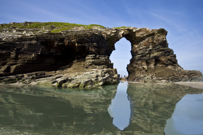 Playa de las Catedrales, Tây Ban Nha: Để giảm thiểu sự tác động của con người, chỉ một lượng giới hạn du khách được phép khám phá hang động ở Ribadeo mỗi ngày. Bạn chỉ có thể tiếp cận địa điểm này 2 lần/ngày khi thủy triều xuống thấp.
