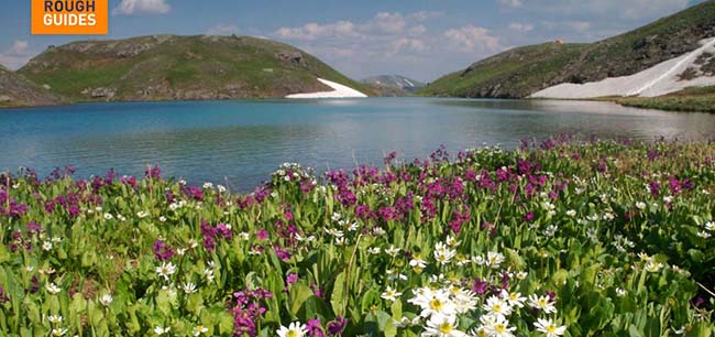 Đảo Hồ, Colorado: Hồ nằm trong Công viên Quốc gia San Juan. Được bao quanh bởi những đỉnh núi hùng vĩ, hồ nước màu xanh lấp lánh đẹp nhất vào những tháng mùa hè, khi cảnh quan xung quanh được trải bằng thảm hoa dại.
