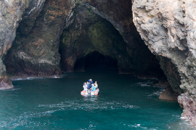 Painted Cave, Mỹ: Một trong những hang động biển sâu nhất thế giới nằm tại bang California, Mỹ. Du khách có thể chèo thuyền kayak khám phá hang động Painted Cave với một thác nước ngay lối vào. Thành hang động có các lớp địa y nhiều màu sắc, trông như tranh vẽ.
