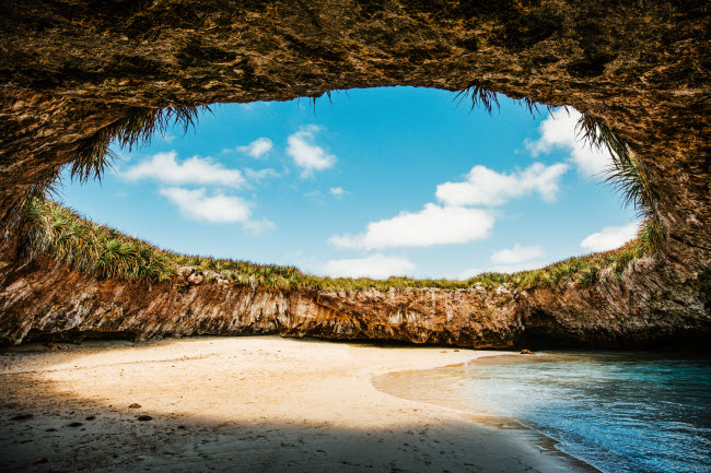 Playa Escondida, Mexico: Nằm trên quần đảo Marieta,&nbsp; Playa Escondida từng là một hang động biển nhưng trần của nó đã bị sập cách đây rất lâu. Ngày nay, địa danh này được miêu tả là bãi biển bí ẩn và trở thành điểm bơi và tắm nắng hấp dẫn.
