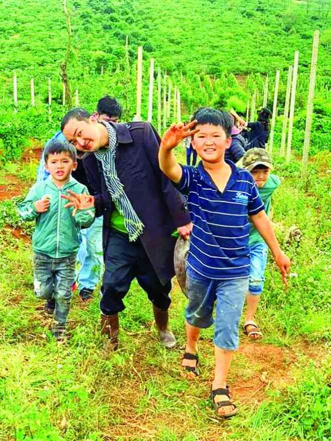 Nội cùng các em học sinh trải nghiệm làm nông nghiệp