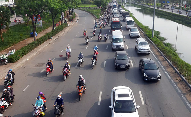 Ghi nhận tại các giao lộ, lượng phương tiện đông và xảy ra ùn ứ.