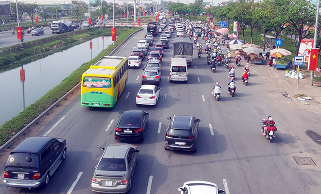 &nbsp;Dòng phương tiện nối đuôi nhau rời TP.HCM để về các tỉnh miền Tây trong sáng 30/4.