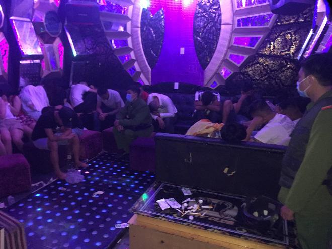 Tổ chức tiệc ma túy trong phòng VIP quán karaoke - 2