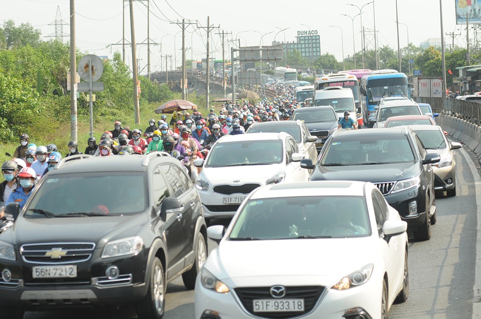 Dòng phương tiện xếp hàng dài trên Quốc lộ 1 (đoạn cầu Bình Điền, huyện Bình Chánh)