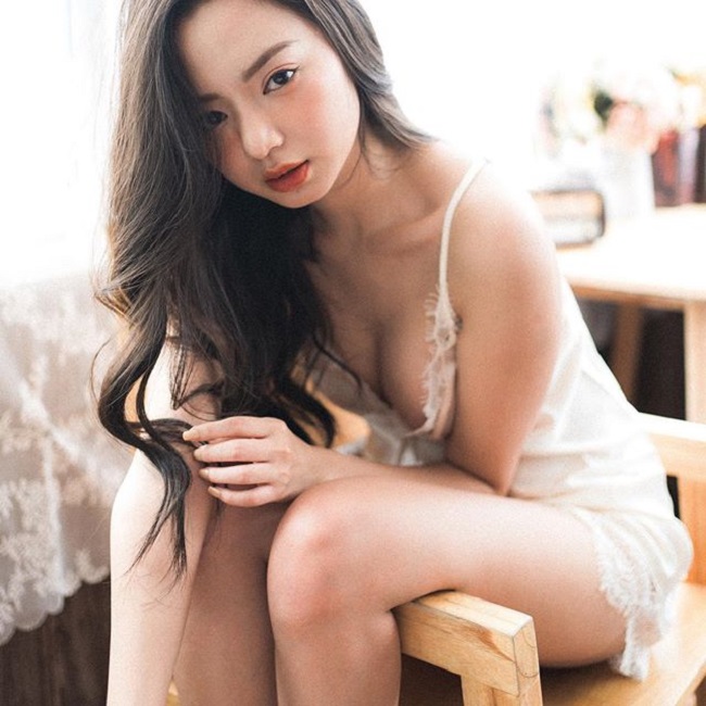 Hot girl Hải Phòng - Vũ Ngọc Kim Chi lại thích khoe dáng trong các thiết kế váy ngủ, nội y. Cô có kinh nghiệm làm người mẫu từ năm 19 tuổi.&nbsp;