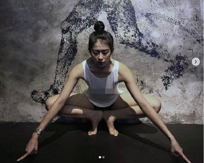 Mai Sương gây "náo loạn" Instagram khi không mặc phòng hộ tập yoga. 